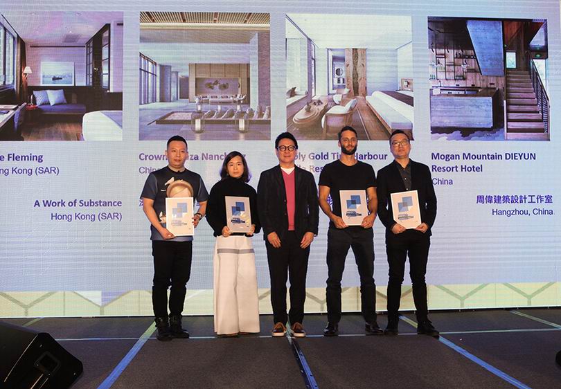 YANG杨邦胜设计集团项目总监（左一）领取南昌保利皇冠假日酒店获奖证书