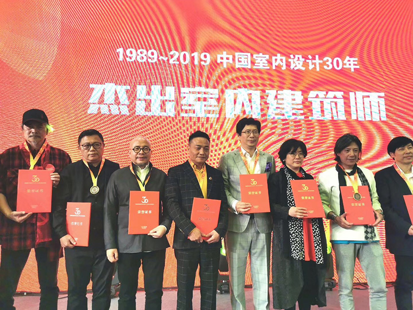 杨邦胜先生领取“1989-2019全国杰出室内建筑师“荣誉证书