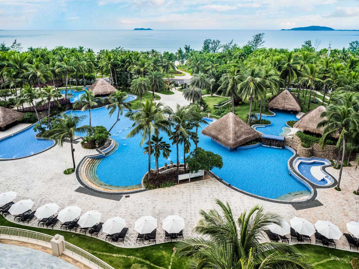 星级酒店改造升级设计_三亚湾假日度假酒店露天泳池