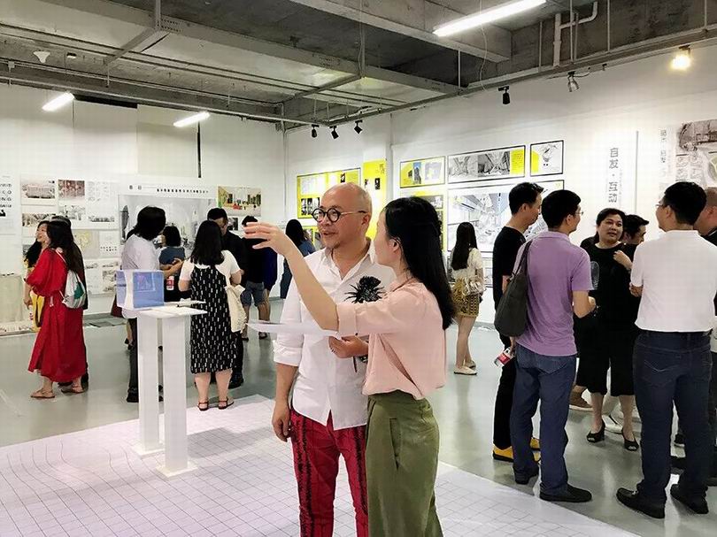 杨邦胜先生参观学生的成果展览