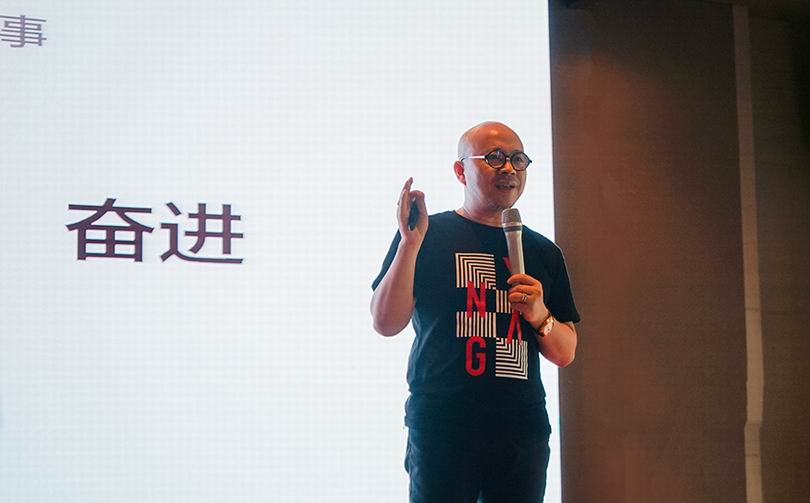 董事长杨邦胜先生为年轻的设计师们答疑解惑，一同探寻《设计本源》