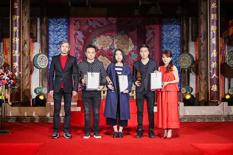 杨邦胜设计集团副总裁李逢春先生（左二）领取酒店空间设计大奖证书及奖杯
