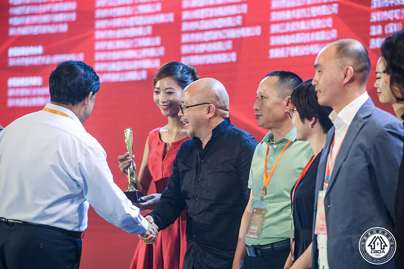 中国建筑装饰协会刘晓一会长为总设计师杨邦胜先生颁奖