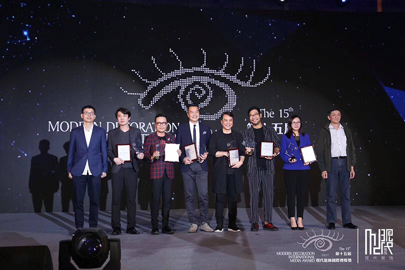 杨邦胜设计集团代表（右二）领取现代装饰国际传媒奖